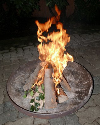 die übrig gebliebenen gesegneten Palmzweige von Palmsonntag werden im Osterfeuer verbrannt...