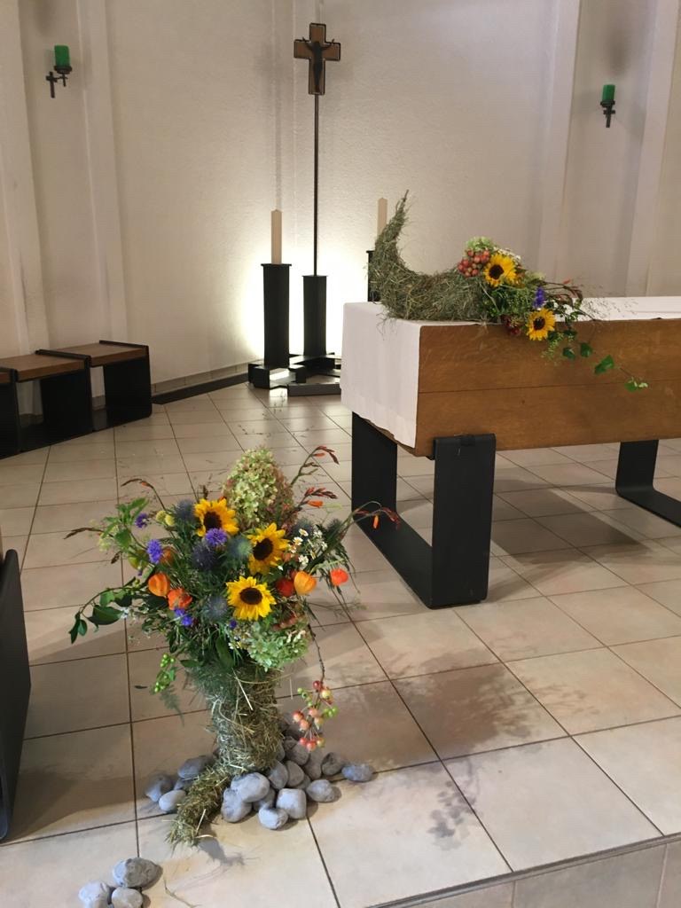 Blumendeko in der Kirche