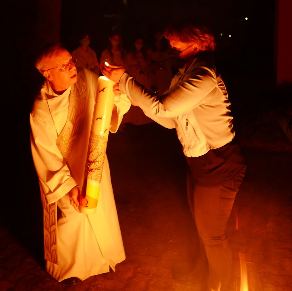 Entzünden der Osterkerze am Feuer