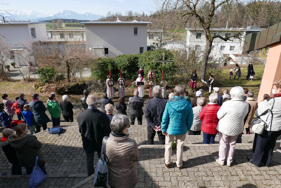 Segnung der Palmzweige zu Beginn draussen