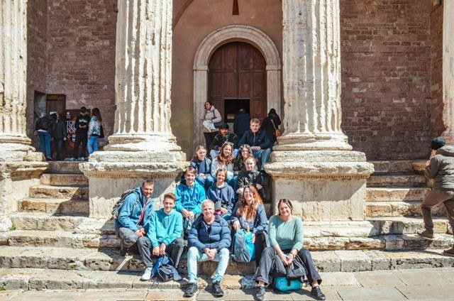 Foto Gruppe auf Treppe.jpg