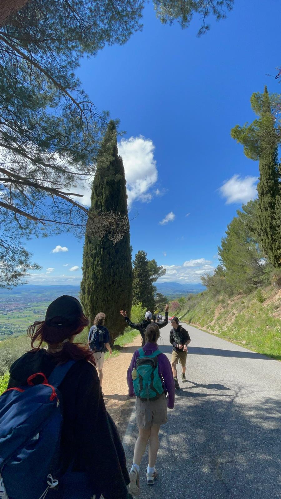 Wanderung SuS von hinten.jpg