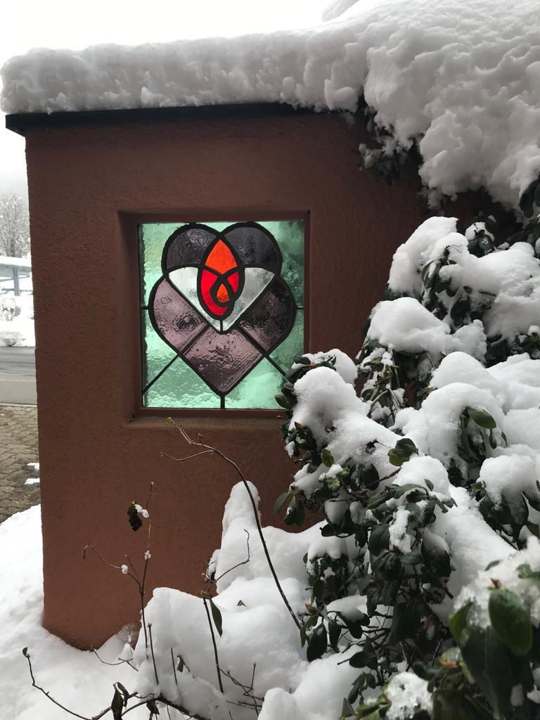 Pfarreilogo im Schnee.jpg
