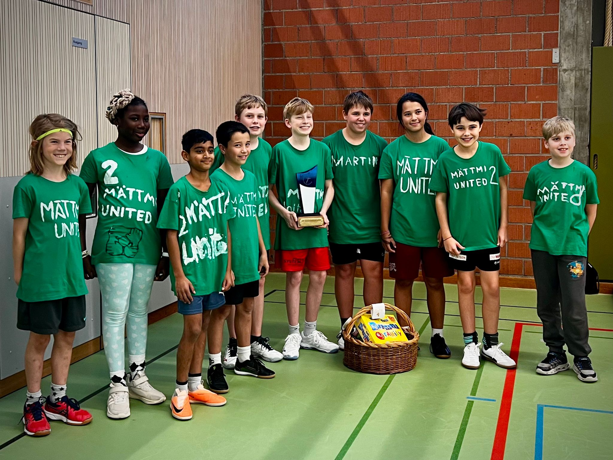 Beide Teams mit Pokal u Korb.jpg